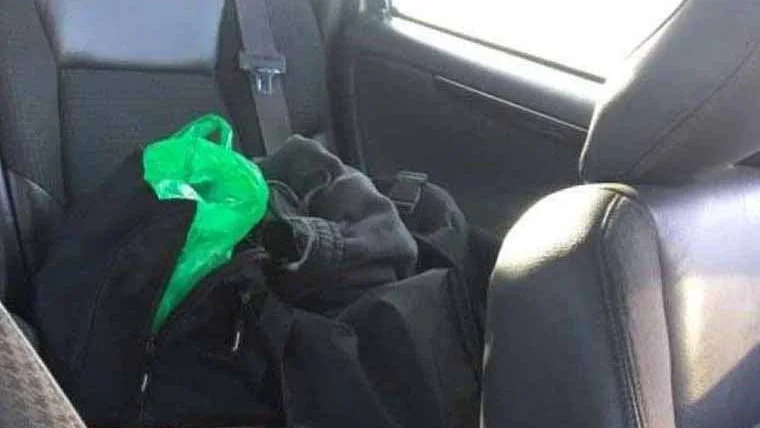 I kvinnans svarta bag låg drygt ett kilo amfetamin gömt i en grön platspåse.