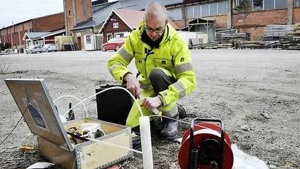 Just nu genomför Nicklas Larsson vid konsultföretaget Hifab nya vattenprovtagningar i Österbybruk.