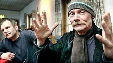 Kent är inte hemlös, men kommer till Mikaelsgården för att fika och träffa vänner. Här ses han tillsammans med Mikaelsgårdens chef Tord Högman.