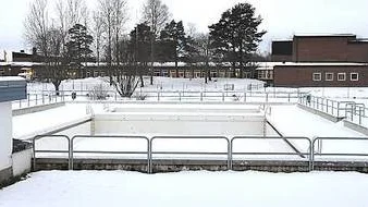 En överbyggnad av Aspenbadet ska inte läggs på is, försäkrar finanskommunalrådet Bengt-Olov Eriksson (S).