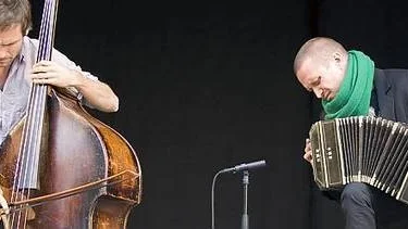 Koncentrerat. New Tango Orquestas Josef Kallerdahl, kontrabas, och Per Störby, bandoneon, under intensiv koncentration på Parksnäckan.