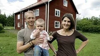Magnus Ransmyr, här med dottern Mila i famnen, är inte bara slöjdlärare utan har också erfarenhet som elektriker och snickare. Till höger Kirsten Hinder.