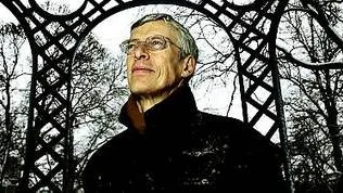 Lågmält allvarlig. Jesper Svenbro håller sin sobra stil.