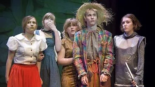 Dorothy och hennes vänner försöker komma in i Smaragdstaden. I rollerna Charlotte Svedner, Maria Hartman, Erika Gunnarsson, Magnus Byttner och Rebecca Tilles.