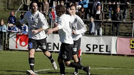 Daniel Hoch, med ryggen mot kameran, jublar med Andreas Eriksson och Fredrik Olsson.