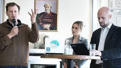 Miljöpartiets Carl Schlyter (t v) och Piratpartiets Mattias Bjärnemalm talade om nätfrihet i Uppsala. Hanna Strandberg ledde debatten.