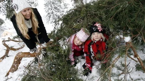 Fia Widlund älskar att jobba med barn och trivs på fritids. Hon hoppsa hitta en balans i tillvaron, med mindre huvudvärk, så att hon ska klara att jobba som vanligt igen. I kojan leker Clara Roivanen-Shaw och Thelma Jonsson.