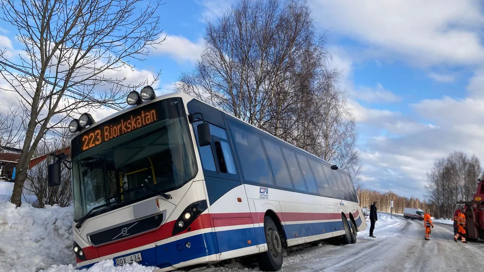 En buss körde av vägen i Bensbyn, passagerarna fick klättra genom bussens takfönster för att ta sig ut. 