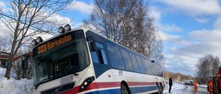 Buss körde av vägen – skolbarn fick klättra ut genom takfönstret 