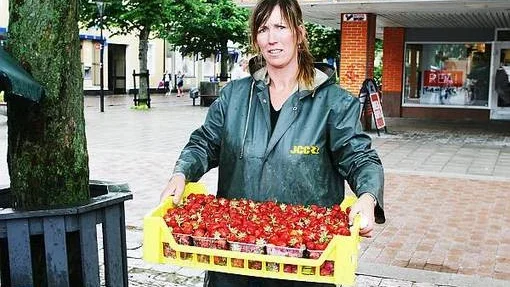Ingrid Kallin. Heby, säljer jordgubbar på torget i Sala.