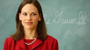Hilary Swank spelar läraren som försöker gestalta att likheterna är större än skillnaderna mellan eleverna i dokudramat Freedom writers.