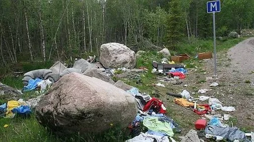 På baksidan av Tierpstippen Gatmot stjälper människor hämningslöst av sina sopor invid vägen till Frebro.