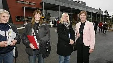 Carina Eriksson lämnar över sitt CV till Annie Bergström, Selecta AB.