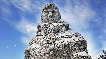 Staty av Finn Malmberg.