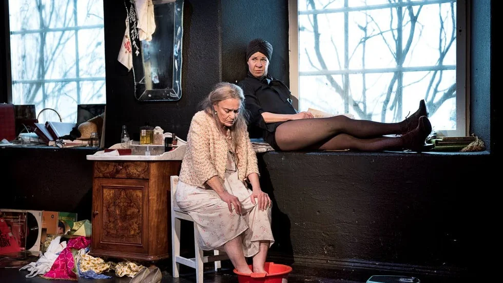 Galeasen. Monica Stenbeck och Ingela Olsson i "Konsten att falla" på Teater Galeasen.