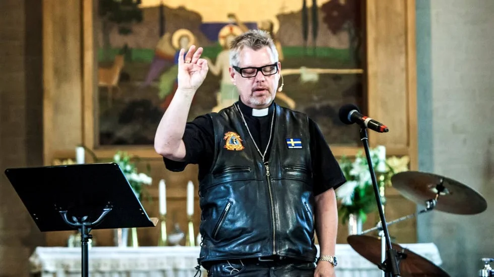 Himmelsk biker. Prästen Mikael Bedrup, själv hängiven motorcyklist. ledde söndagens välbesökta mc-mässa i Nathanaelskyrkan i Tierp. Tanken med gudstjänsten var bland annat att välsigna den kommande mc-sommaren.