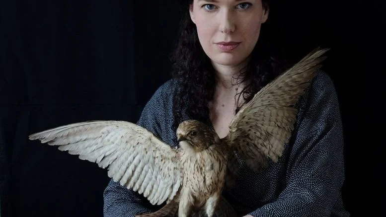 Uppmärksammad. Therese Bohman, som förutom romaner också skriver konst- och litteraturkritik, debuterade 2010 med den uppmärksmmade boken "Den drunknade". "Den andra kvinnan" är hennes andra roman.