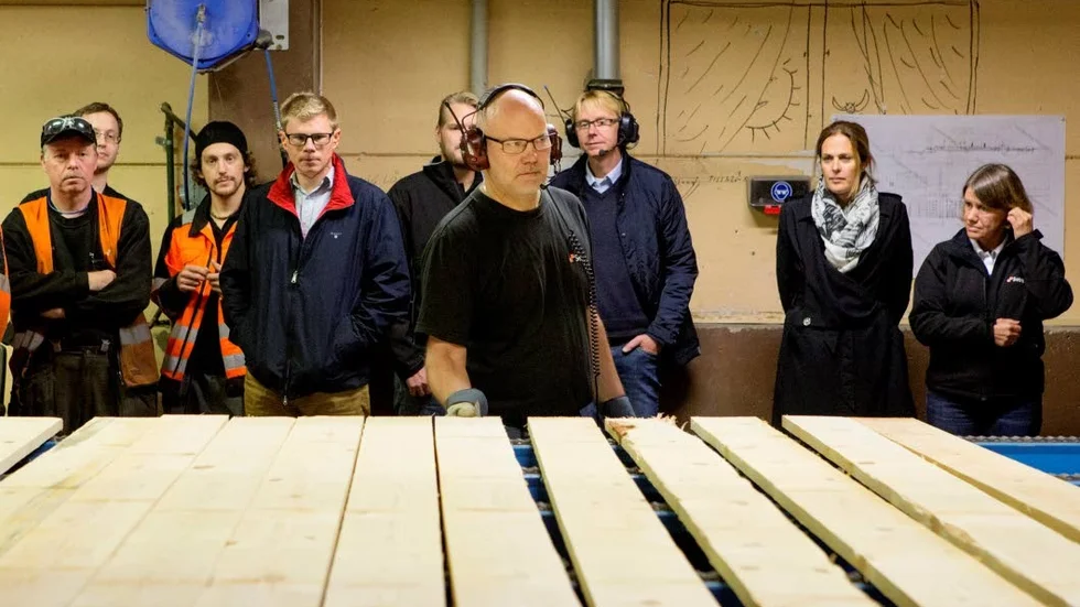 Bengt Sellén, längst fram, är förman i justerverket, Setra Nyby Sågverksa stora nyinvestering.