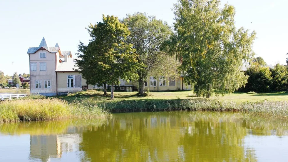 Före detta Societetshuset Källör , även känt som Källörsskolan.
