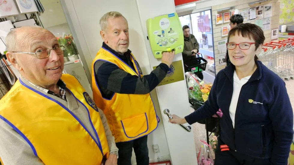 Hjärthjälpare. Karl-Evert Bouvin och Bengt-Erik Jansson från Lions i Tierp tillsammans med utbildare Karin Sandberg, Civilförsvarsförbundet.
