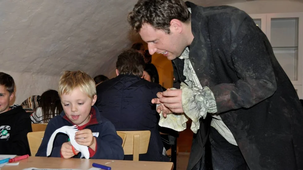 Monstertillverkning. Victor Frankenstein, spelad av Björn Dahlman, inspirerar en fokuserad Lucas Spännare, 6,5 år, till att skapa monster i början av höstlovet.