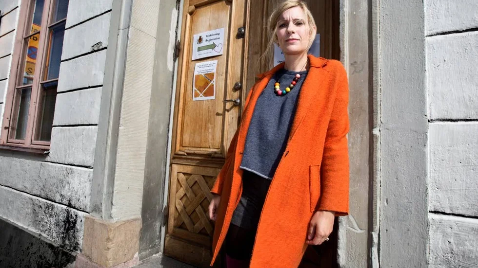 På plats. Maria Nygren, aktuell med roman som utspelar sig i studentmiljö, utanför Uplands nation.