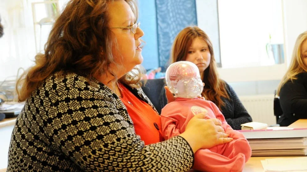 Särgymnasieläraren Rose-Marie Berglund använder specialgjorda babydockor i ämnet barnkunskap i Högbergsskolan, bland annat för att visa vad som händer i hjärnan när en baby skakas.