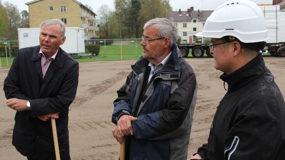 Hebygårdars vd Ove Hedberg, bolagets styrelseordförande Gösta Persson samt entreprenörens ombud Ricardo Carreno skottade första spadtageför bygget på tomten Lekvägen/Allévägen, där det tidigare stod ett äldre hyreshus.