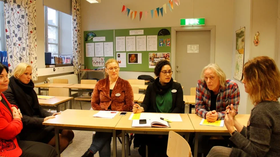 Marlene Burwick och Caroline Hoffstedt båda (S), tillsammans med UlrikaKristenson, HAla Alwani och GÖran Blomberg, Lärarförbundet och längst th Katarina Reineck, Lärarnas Riksförbund.
