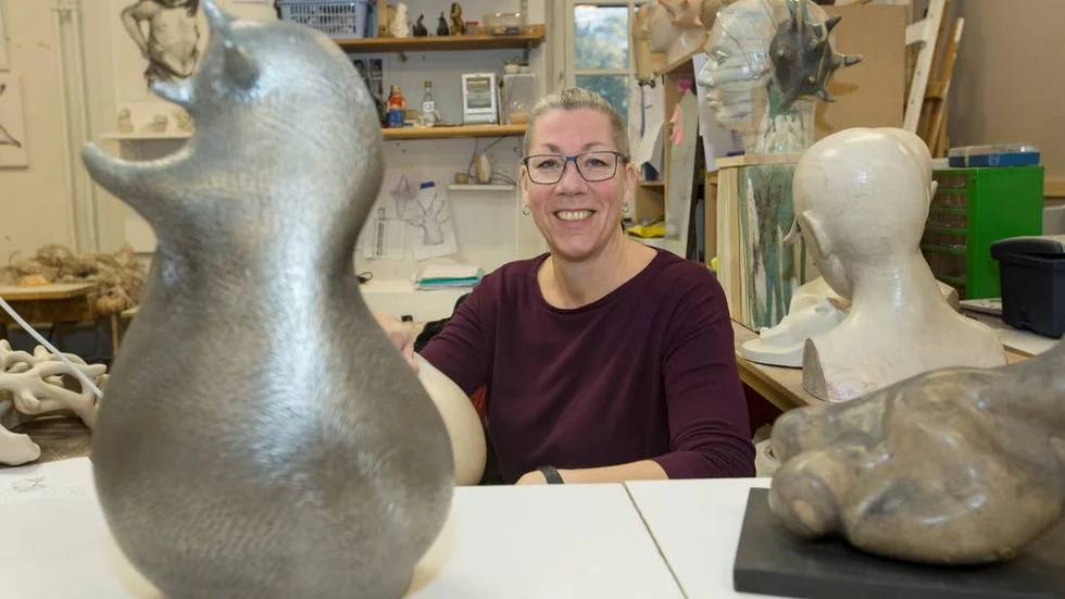 Skulpturer med mjuka former fyller hyllorna inne i Katarina Sundkvist Zoharis ateljé.