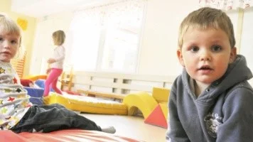 I Oskar Erikssons och Ester Färnströms grupp finns 18 barn, trots att lokalerna är byggda för maximalt 15.