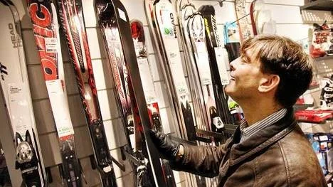 Vintersportförsäljning. Christian Stojkovic letar efter skidor