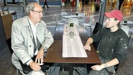 Företagarna Peter Gustafsson och Jonas Björkman i Bålsta har haft glädje av att vara mentor respektive adept. Nu är relationen formellt avslutad, men Jonas Björkman är välkommen tillbaka när han behöver.