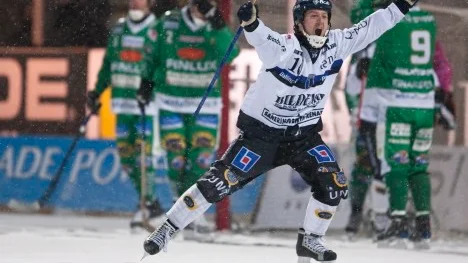 20100227 Bandy, Kvartsfinal3, Hammarby - Sirius:
Sirius #10 Viktor Broberg kvitterar till 3-3 i slutminuterna
(Foto: Andreas Sandström, Pic-Agency.com)