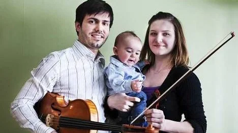 Andreas och Anna Zhibaj med sonen Tristan.