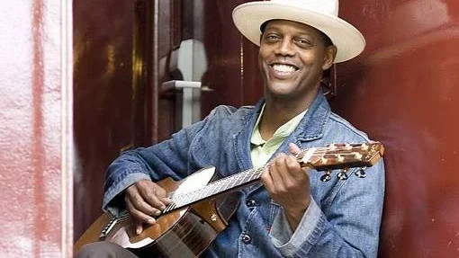 Bluesveteranen Eric Bibb med band kommer till Rasbo kyrka i mitten på augusti.