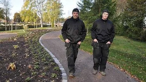 Kyrkogårdsvaktmästarna Roger Stork och Henrik Berg vid den nya avdelningen.