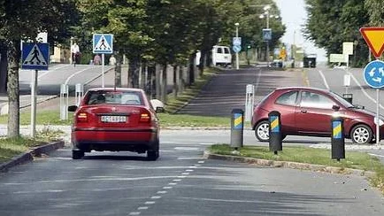 Där Svartbäcksgatan korsar Sköldungagatan smalnar vägen av och blir ett körfält. Dubbla körfält är farligt vid övergångsställen.