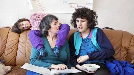 Engelskalektion. Tamara Himmelstrand läser ur en engelsk bok för Mikael och Jakob. Uttrycket "pull yourself together" översätts både till franska, svenska och kroppsspråk.