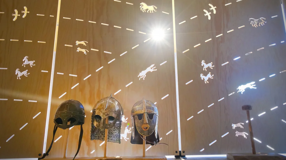Masker och hjälmar i barnens lekhörna på Gamla Uppsala Museum där elever i Fredrika Bremerskolans klass 4 själva fick hålla i en dag för besökare.