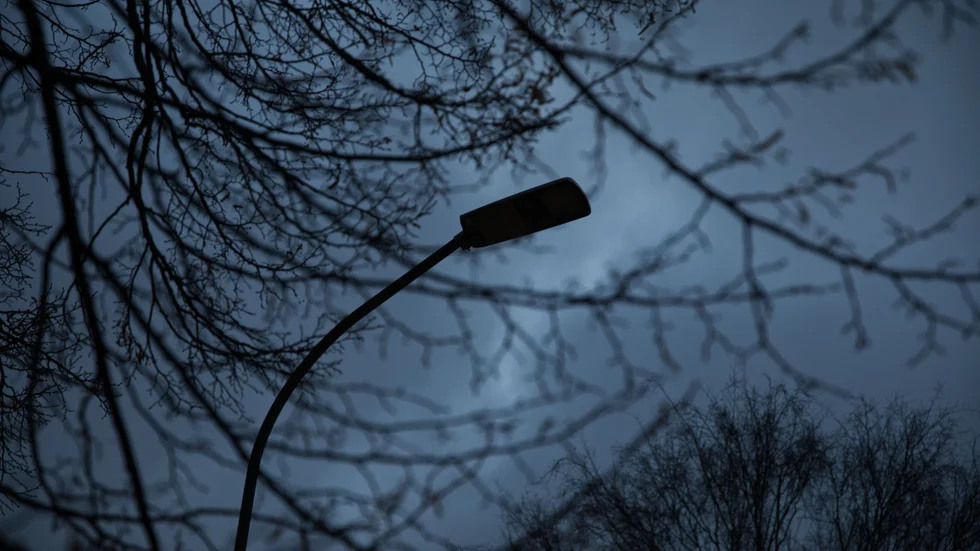 Belysningen längs med vägen på Solbergagatan har varit ur funktion sedan julveckan.