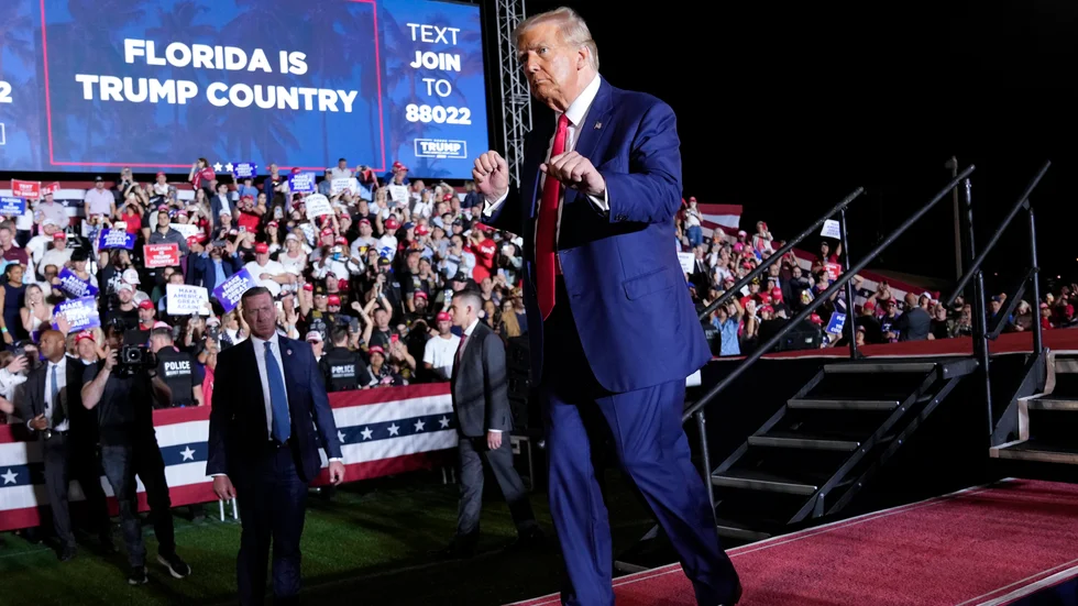 Donald Trump leder med hästlängder i opinionen bland Republikanernas presidentkandidater. Trots fyra brottsåtal och trots att han inte ställer upp i nationella tv-sända debatter.