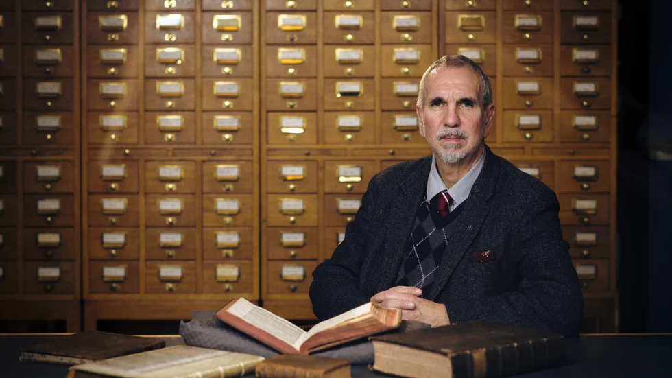 2004 skakas Kungliga Biblioteket i Stockholm av en praktskandal. Nu berättar Lars Forsell historien om Sveriges största boktjuv och den 20 år långa jakten på de stulna böckerna.