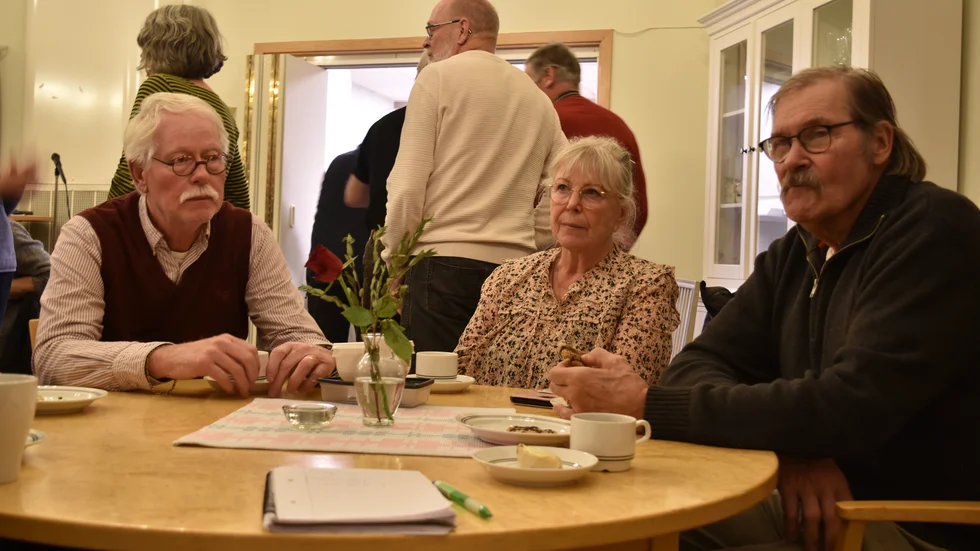 Lars-Åke Jacobsson (till vänster), Anette Jacobsson och Arne Johansson kom till Rimforsa församlingshem för att lyssna på föredraget om torpare. 