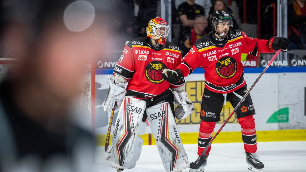 "Jag håller fortfarande på att vänja mig vid spelet på stor rink och måste sätta mig och kolla på klipp från de här matcherna och försöka lära mig av mina misstag", säger Frederic Allard.