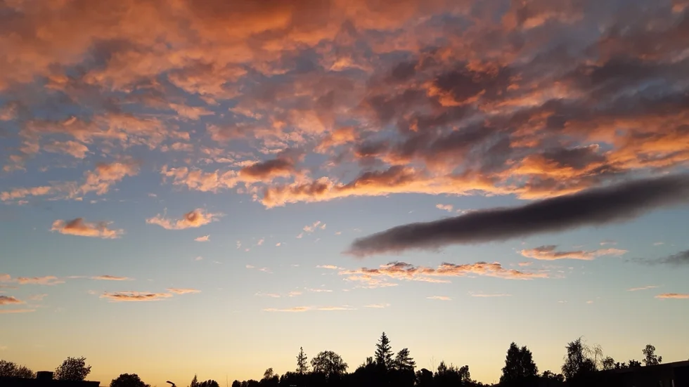 Vacker sky. Så här så kvällshimmeln över Gällivare ut klockan 21:00 den 15 augusti 2023. Fotograf var Georg Larsson.
