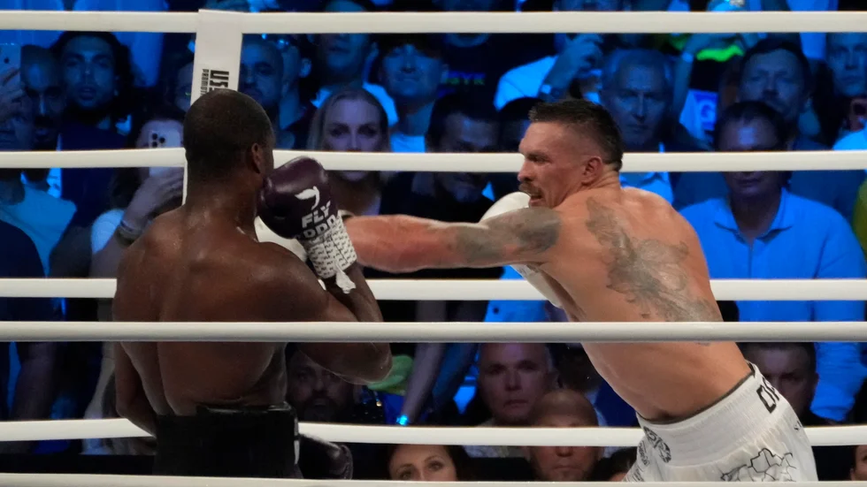 Ukrainas Oleksandr Usyk behåller sin världsmästartitel efter ett kontroversiellt domslut i titelmatchen i Polen mot Daniel Dubois.