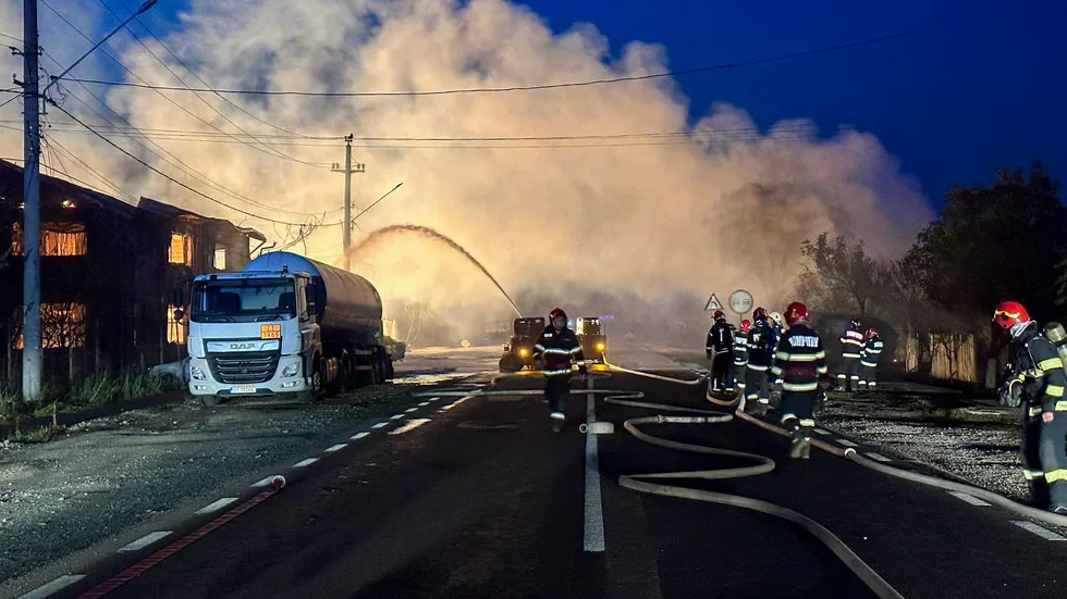 Brandmän bekämpar branden efter den första explosionen vid en gasstation i Crevedia utanför Rumäniens huvudstad Rumänien. Kort därpå inträffade en andra explosion och tiotals brandmän skadades.