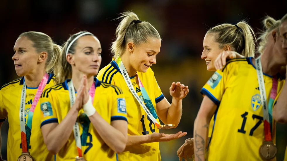 Fridolina Rolfö, i mitten, känner på bronsmedaljen efter 2–0-segern mot Australien i fotbolls-VM.