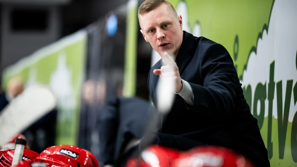 Almtunatränaren Robert Kimby, här under en match mot Djurgården i fjol, berömde delar av lagets anfallsspel i förlustmatchen mot Östersund.